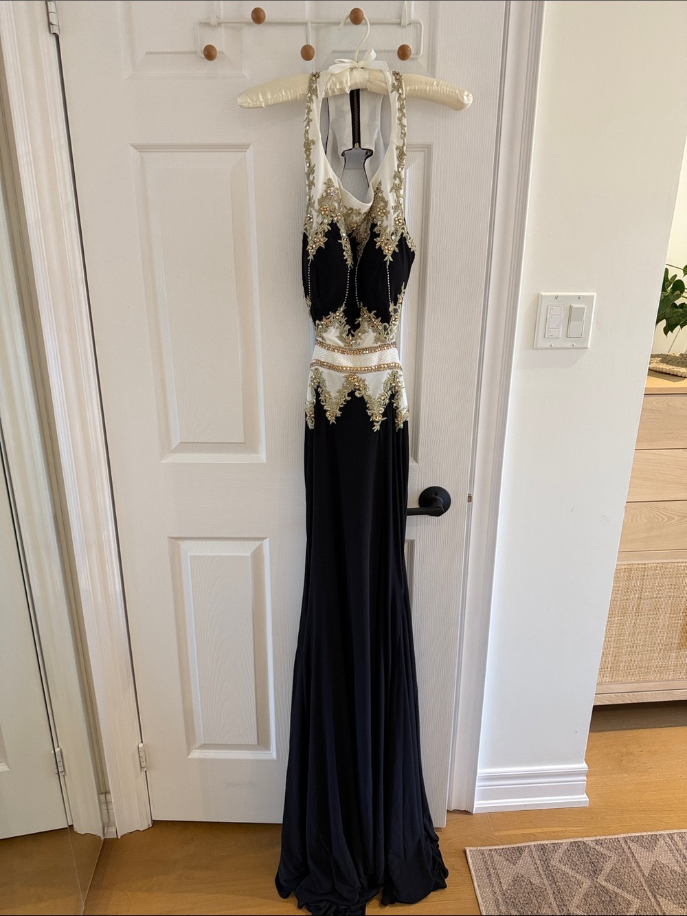 ๐ Halter Neck Rhinestone Sequins Open-Back Gown ๐ - Picture 3 of 8